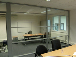 zandstraalfolie vergaderzaal Tibotec Mechelen